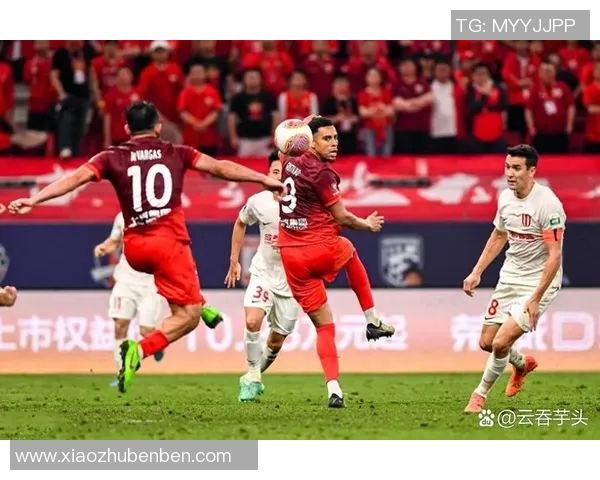 上海海港与成都蓉城激烈对决 展现实力与战术的碰撞